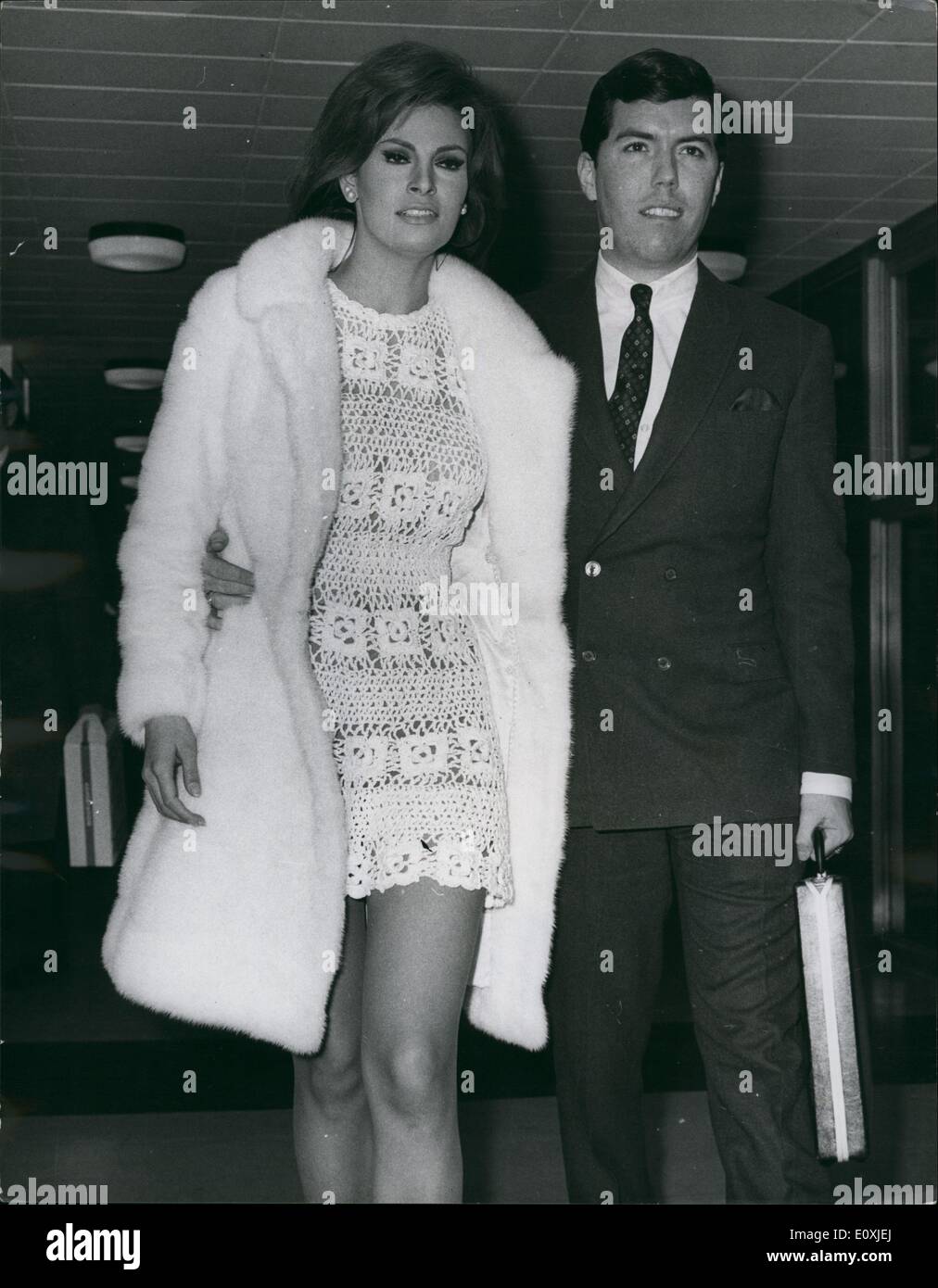 Racquel welch actress hi-res stock photography and images - Alamy