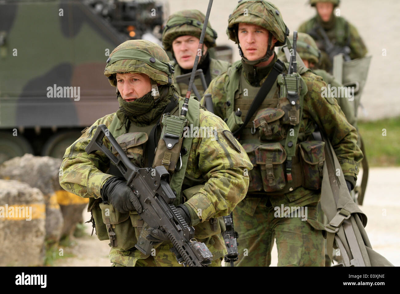 Soldiers in full gear military hi res stock photography and images
