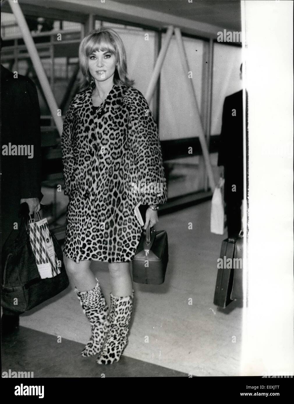 Feb. 02, 1967 - Diane Cilento leaves for U.S. Photo shows: Film actress Diane Cilento, wore this striking outfit, when she left Stock Photo