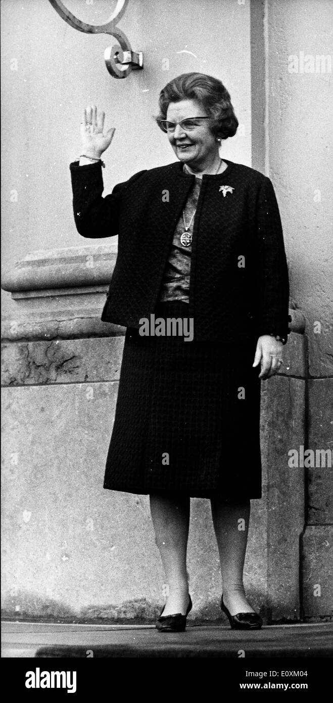Queen Juliana waving from the steps Stock Photo