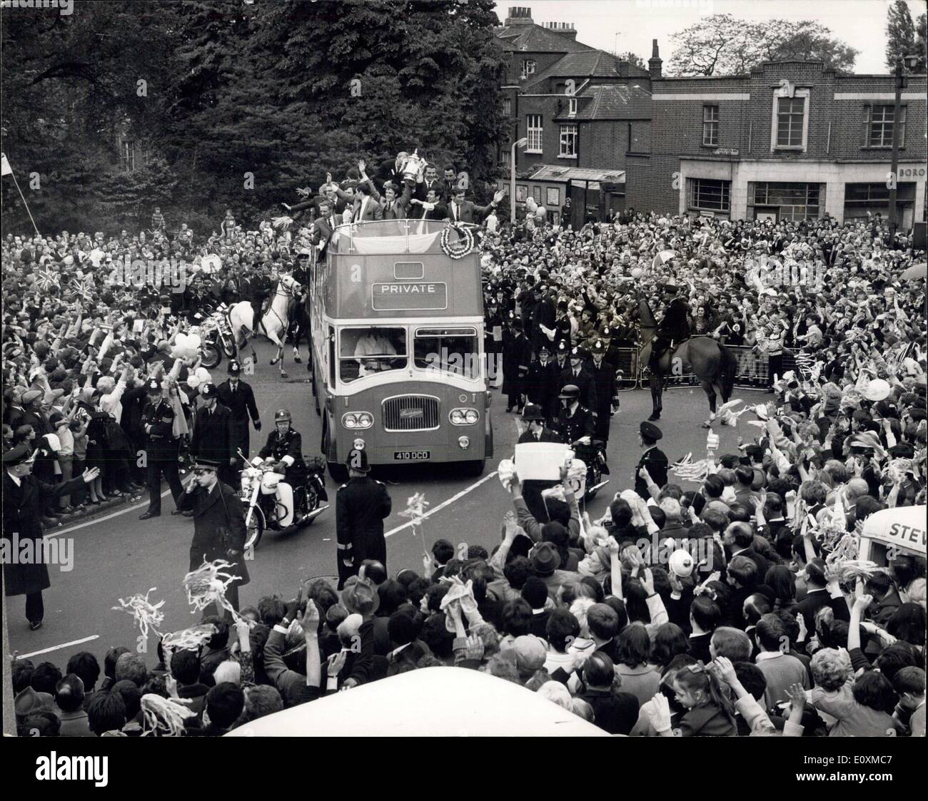may-21-1967-the-triumphant-fa-cup-winner-take-part-in-a-victory-drive-E0XMC7.jpg