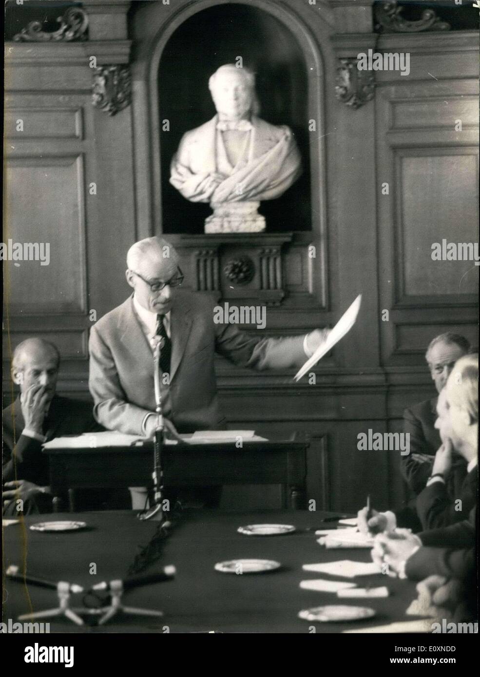 Apr. 26, 1967 - Baron Guy de Rothschild hold a press conference to