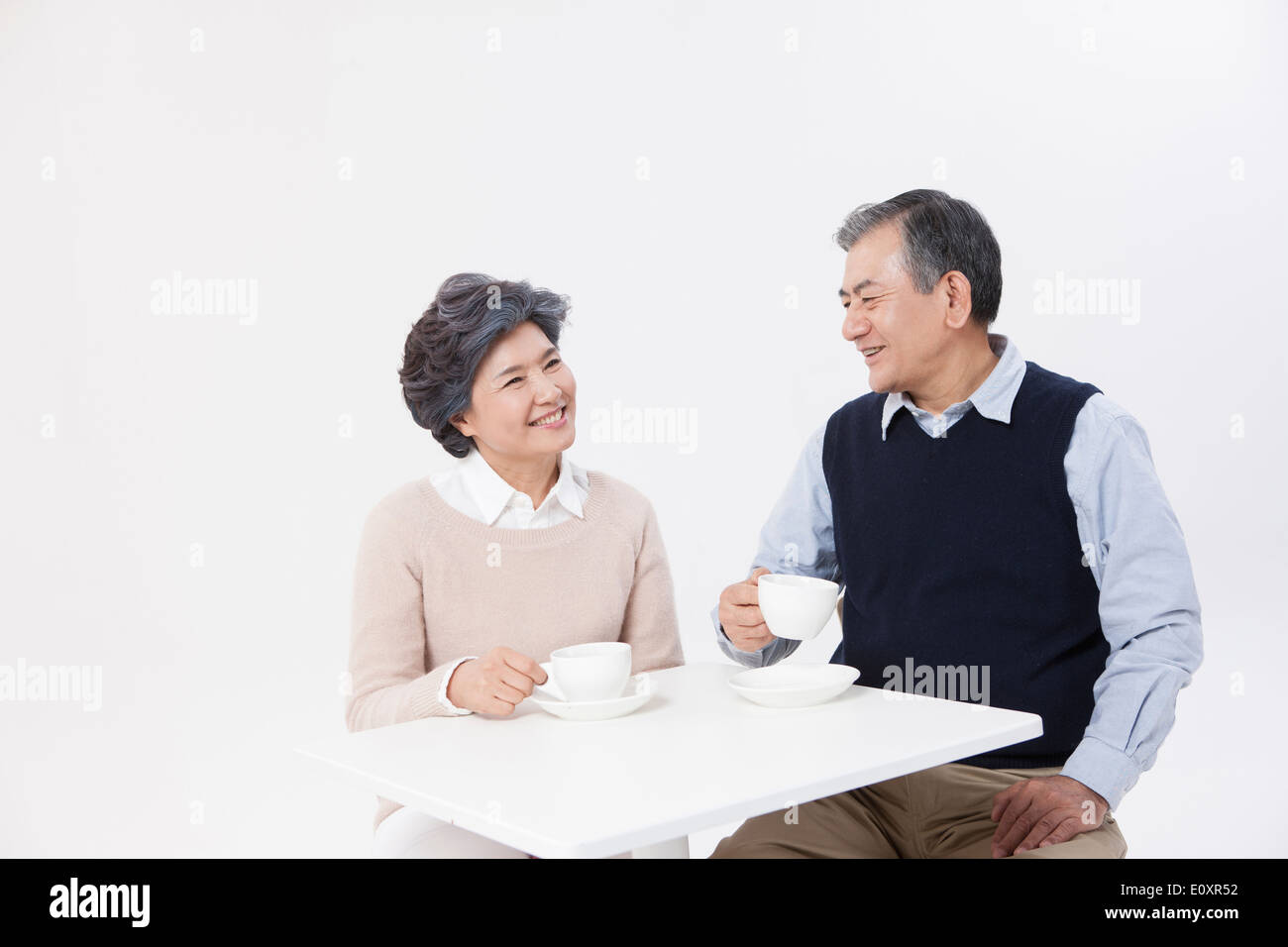 https://c8.alamy.com/comp/E0XR52/an-old-couple-having-coffee-E0XR52.jpg