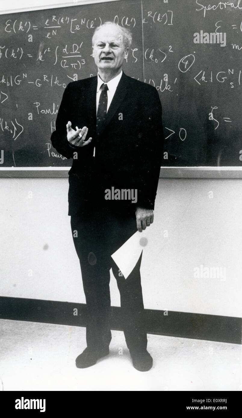 Nobel Prize winner Professor Hans Bethe teaching Stock Photo