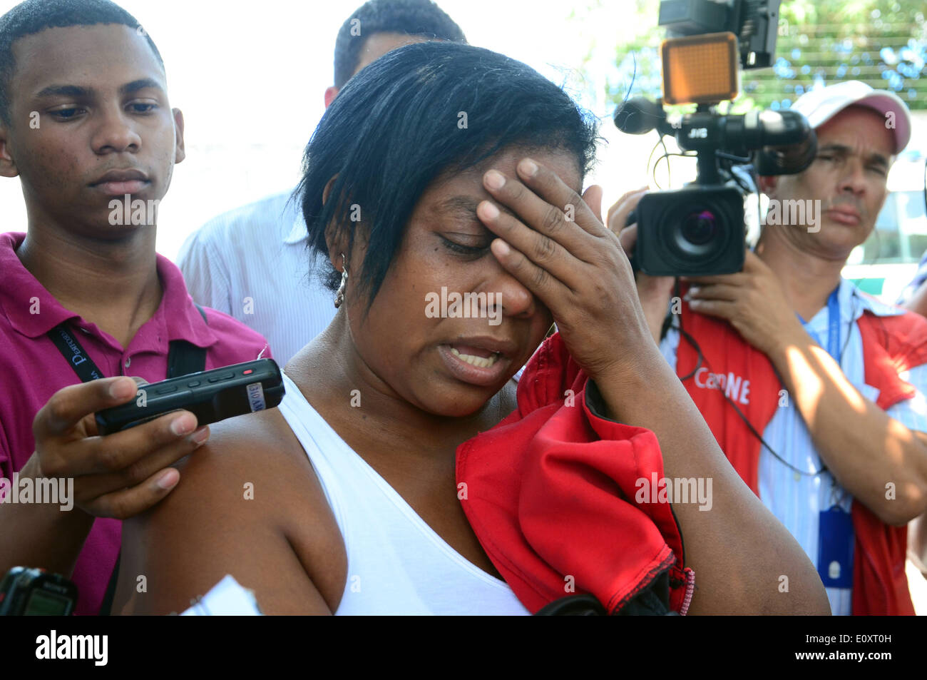 Barranquilla, Colombia. 19th May, 2014. Image provided by El Heraldo newspaper shows the relative of a victim arriving in Barranquilla City, Colombia, to identify the bodies May 19, 2014. At least 32 children were burnt to death and 18 others were injured when a bus carrying them caught fire Sunday in north Colombia's Magdalena province, authorities said. Credit:  El Heraldo/Xinhua/Alamy Live News Stock Photo