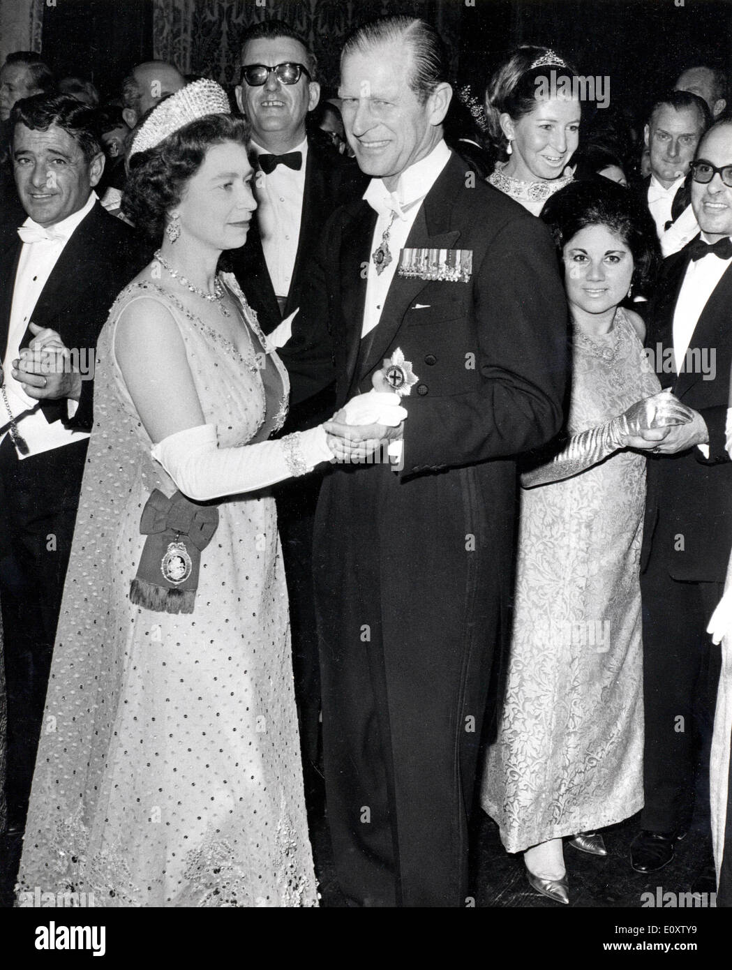 queen elizabeth and king of ghana dancing