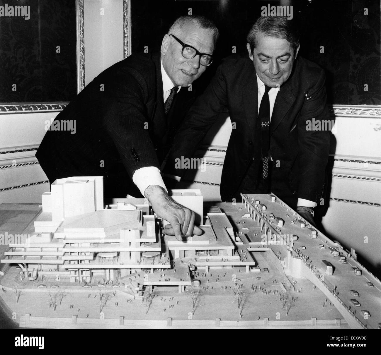 Actor Laurence Olivier with architect Denys Lasdun Stock Photo