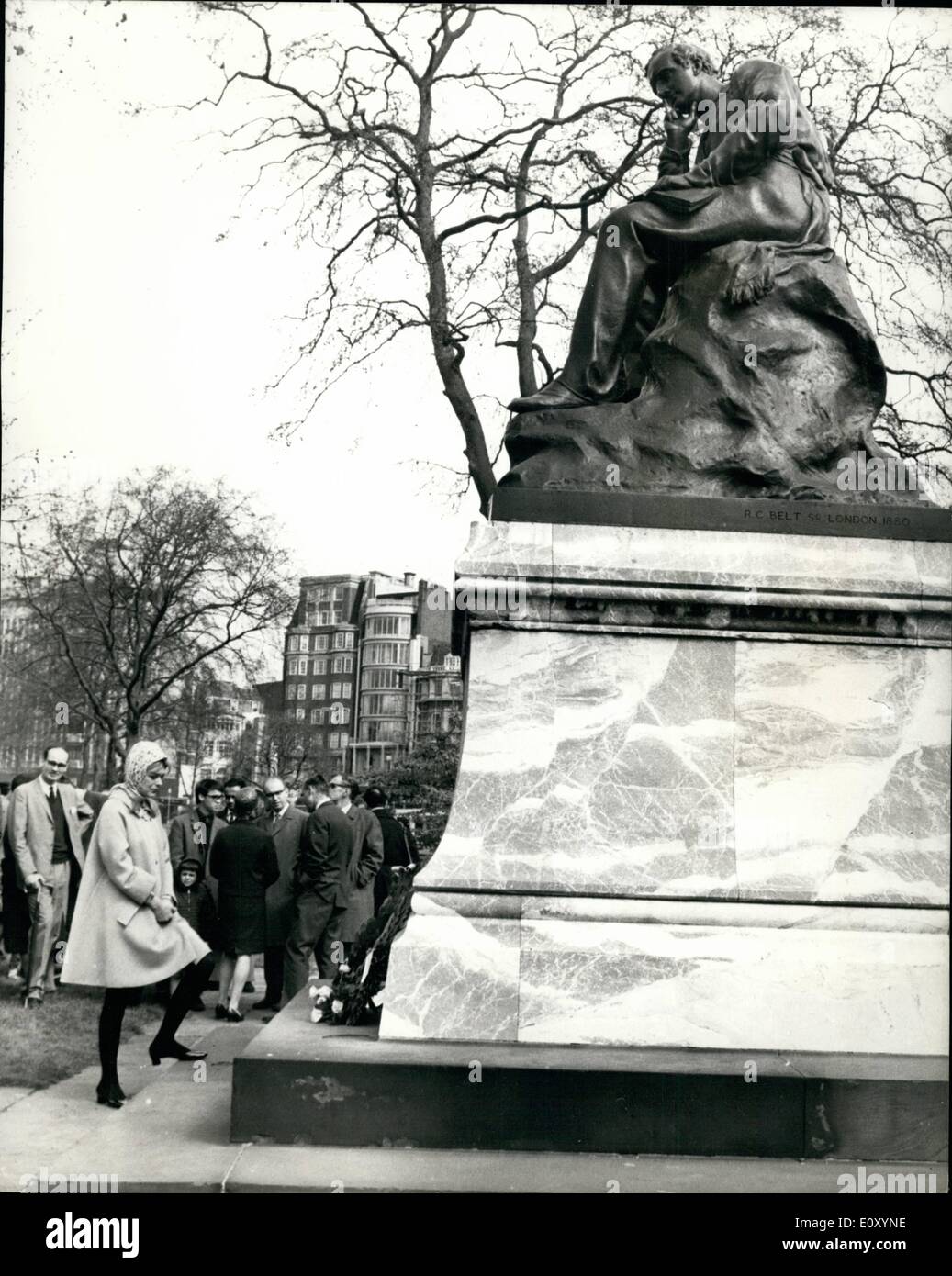 Apr. 04, 1968 - Anniversary Of Death Of Lord Byron. Melina Mercouri Lays Wreath At Statue: Today is the anniversary of the death in 1824 of Lord Byron, who died of malaria at Misselonghi while trying to help the Greeks overthrow their then Turkish aggressors. A wreath was placed at his statue at Hyde Park Corner today by Greek actress, Melina Mercouri, who arrived in London yesterday on her European campaign for the restoration of democracy in Greece. Photo shows A general view showing Melina Mercouri at the statue of Lord Byron after placing a wreath today. Stock Photo