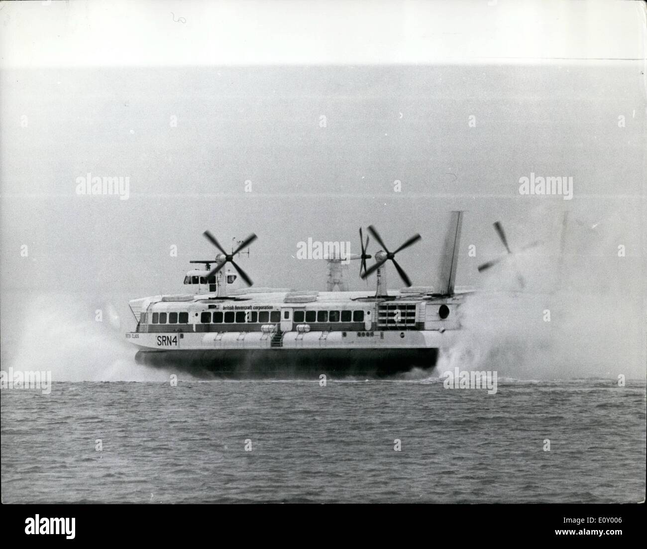 Feb 02 1968 The World S Largest Hovercraft Takes To The Sea For Stock Photo Alamy Feb 02 1968 The World S Largest Hovercraft Takes To The Sea For Stock Photo Alamy