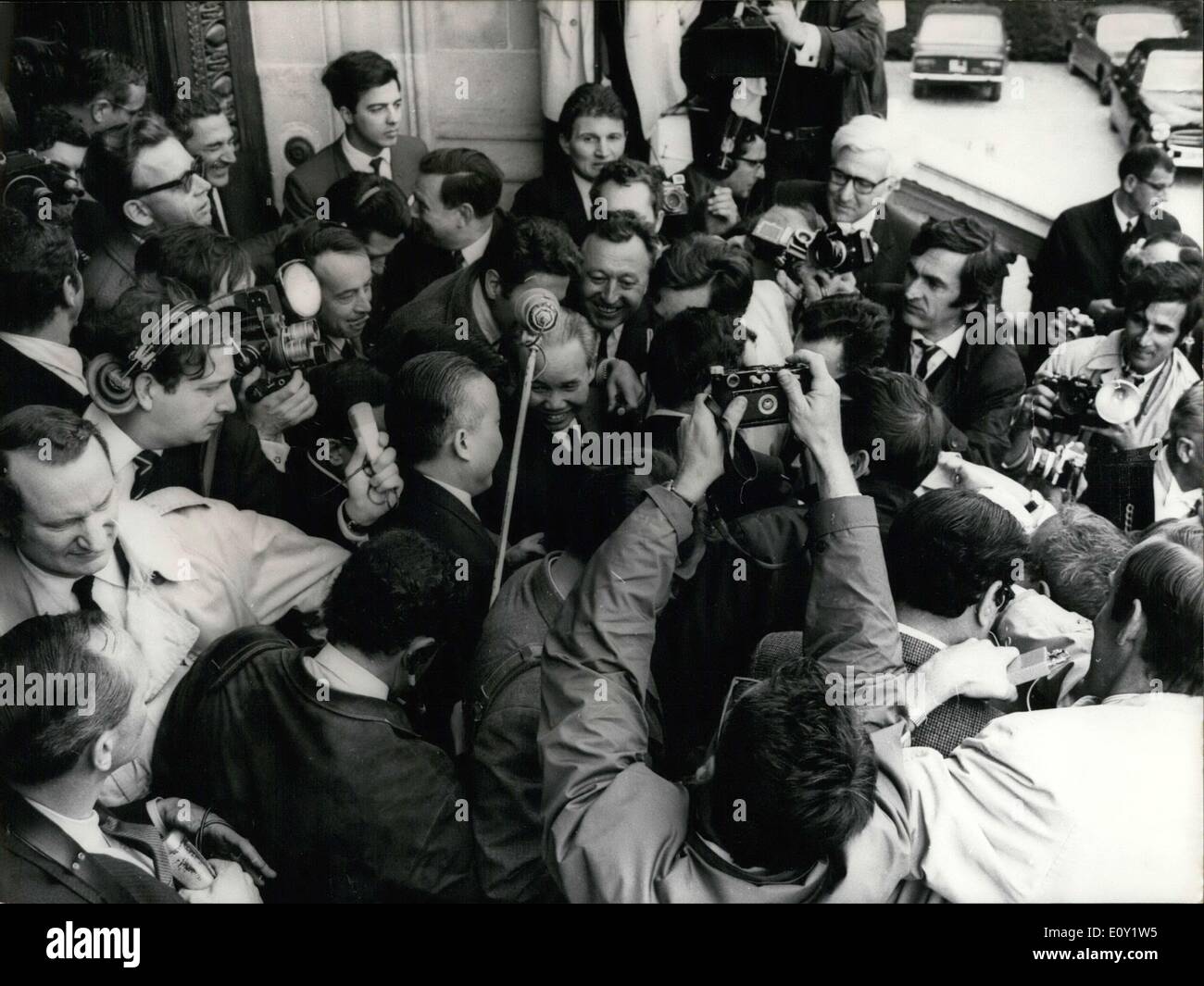 May 10, 1968 - Reporters Surround Xuan Thuy (Vietnam) Quai d'Orsay Stock Photo