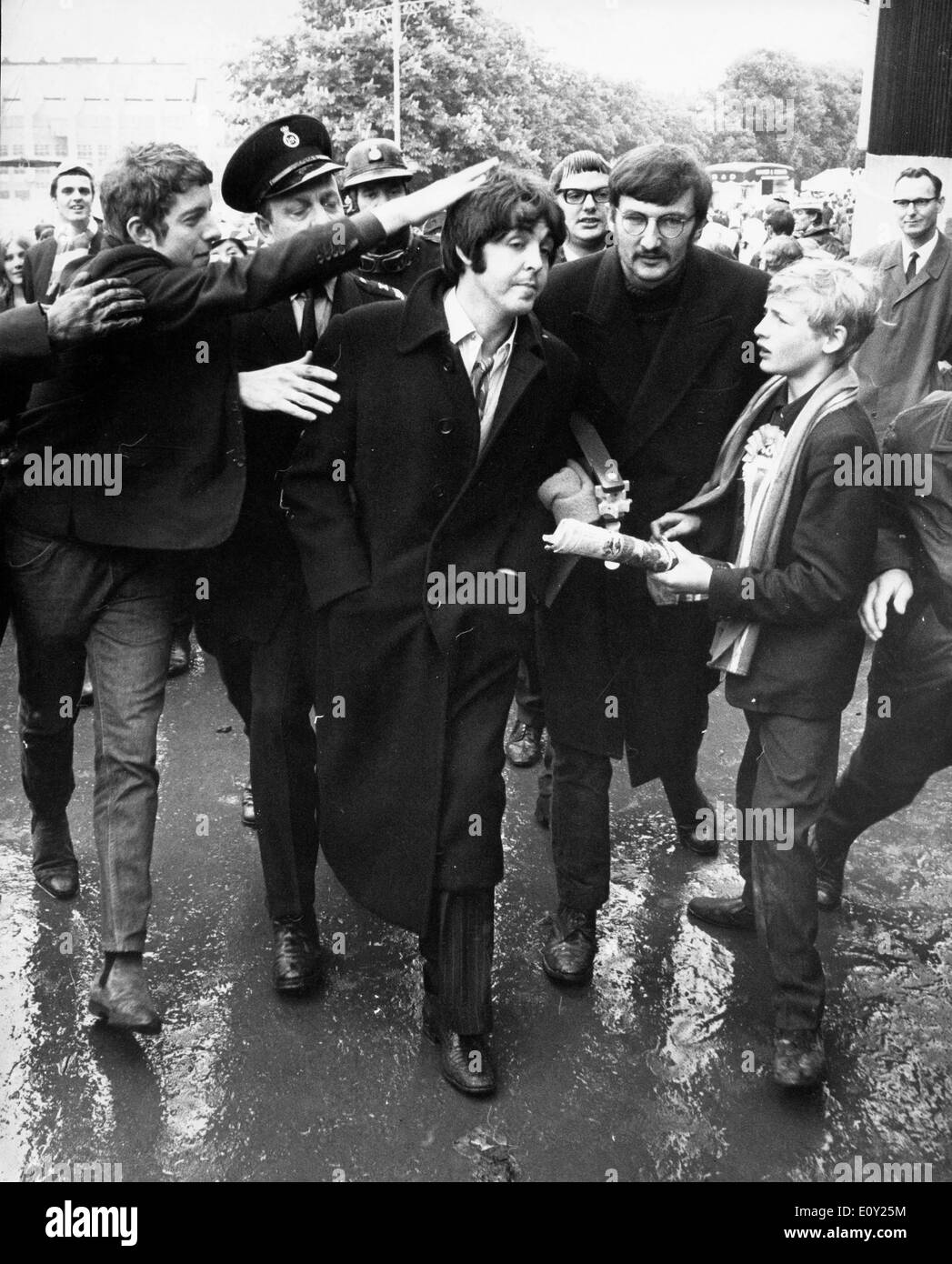 Brug af en computer Springe akse Singer Paul McCartney surrounded by fans Stock Photo - Alamy