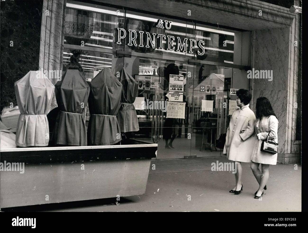 May 21, 1968 - Girls Pass By Occupied ''Spring'' Store, Employees On Strike Stock Photo