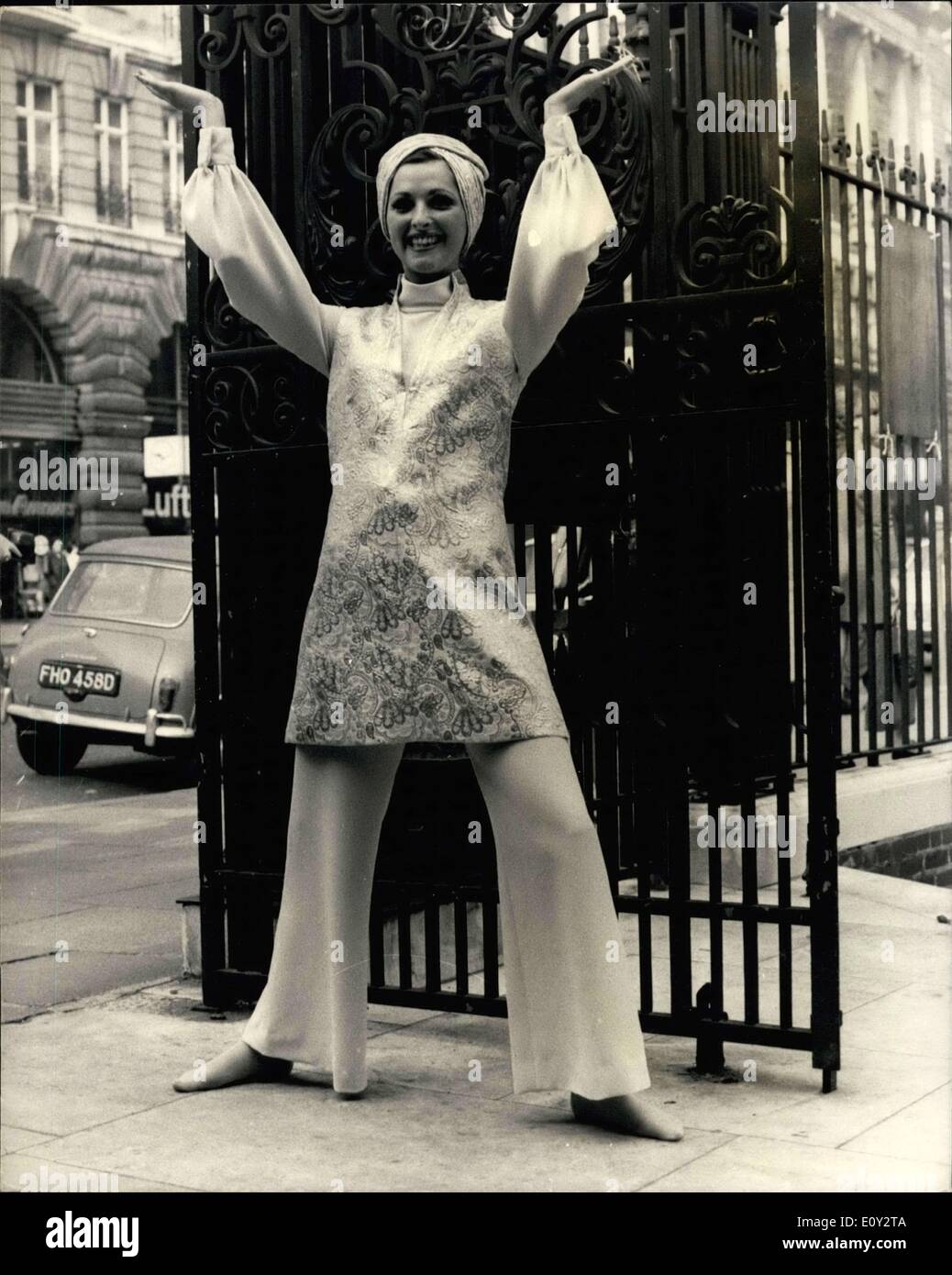 1968 fashion london hi-res stock photography and images - Alamy