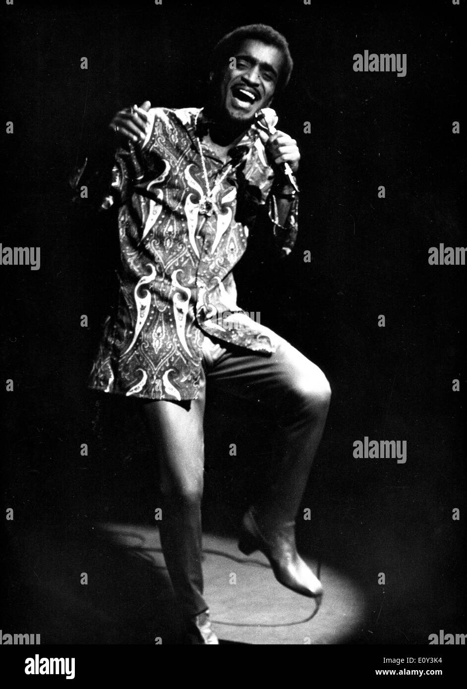 Singer Sammy Davis Jr. performs in concert Stock Photo