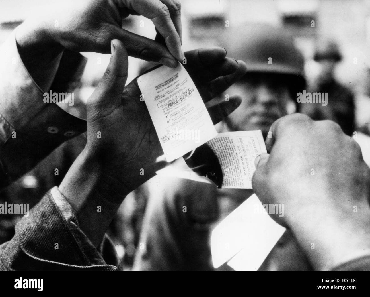 Draft Card Burning High Resolution Stock Photography And Images Alamy