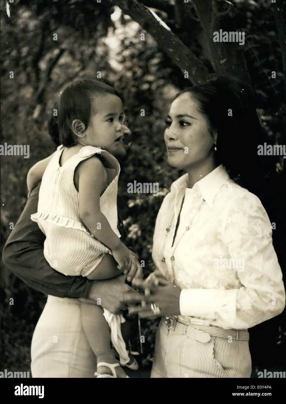 Aug. 08, 1968 - Sukarno's Japanese wife on Riviera Holiday.: Mrs. Sokarno is spending her summer vacations on the Riviers. Photo shows Mrs. Sokarno pictured with her little daughter Kartika Sari at Saint Paul de Vence. Stock Photo