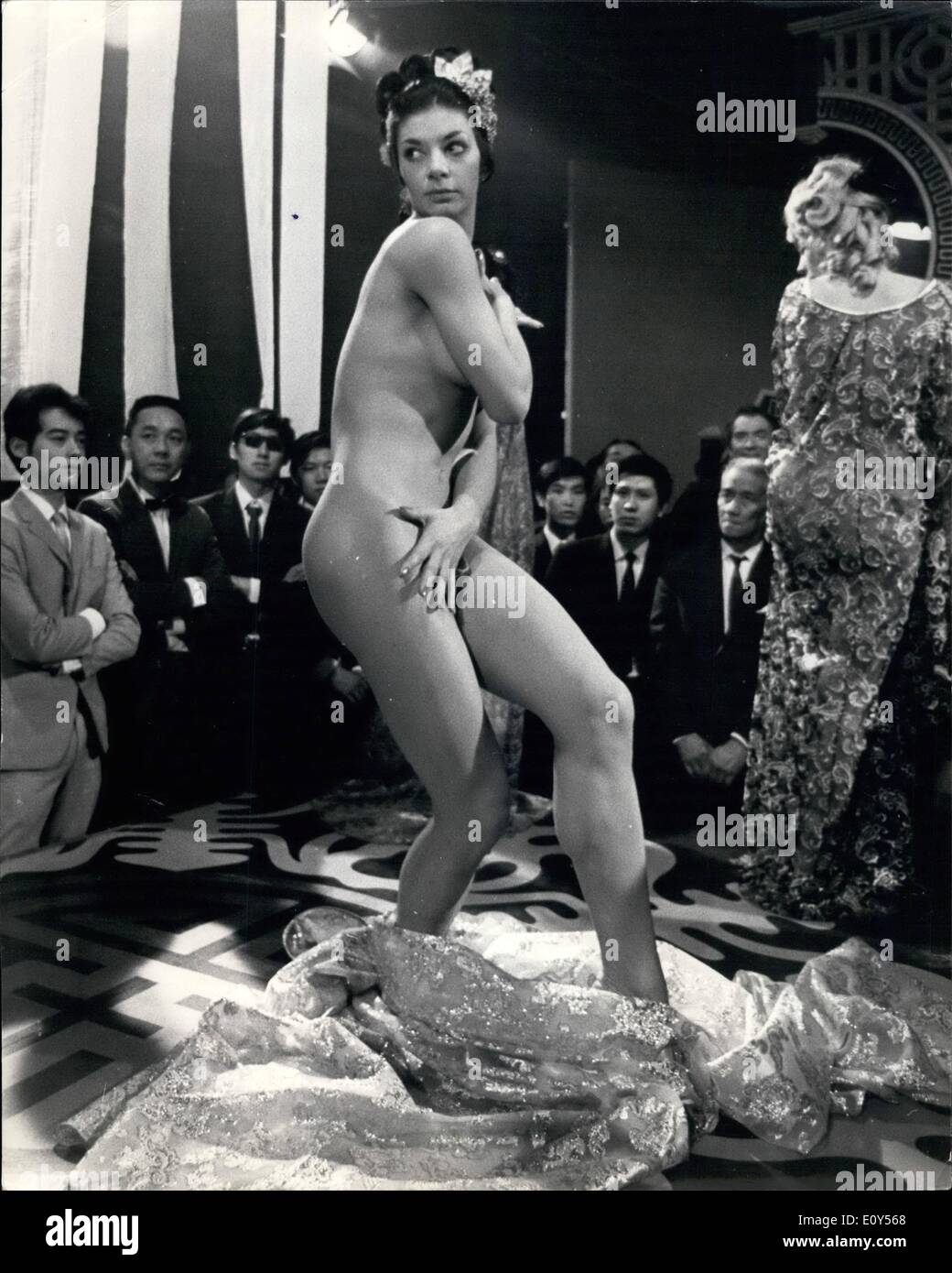 Nov. 11, 1968 - Girls in the nude figure in the new film Chairman now  being filmed at Pinewood studios. Girls posing in the Stock Photo - Alamy