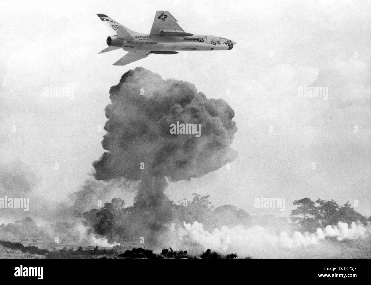 1001419 (900324) Vietnamkrieg, US - Kampfflugzeug des Typs F8J 'Crusader' der Marines, das speziell fuer Erdkampfeinsaetze Stock Photo