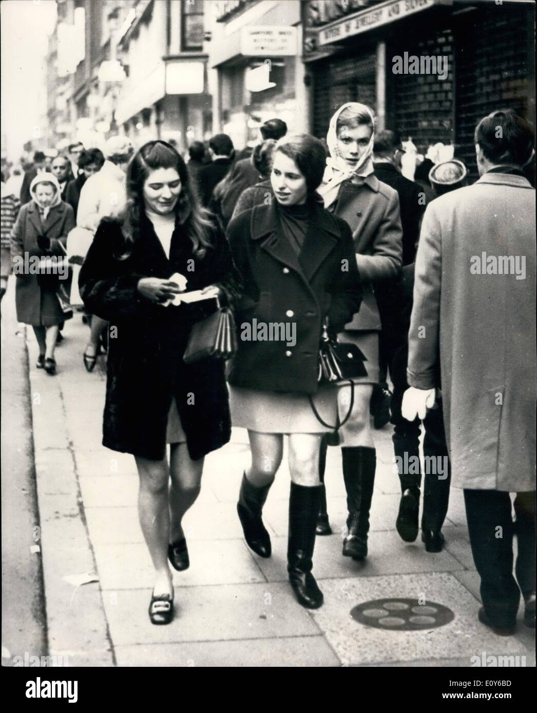 dec-12-1968-princess-anne-goes-xmas-shopping-princess-anne-was-out-E0Y6BD.jpg