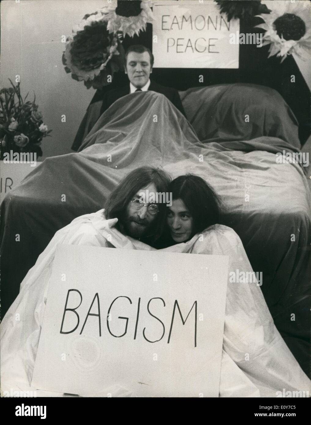 Apr 04 1969 John Lennon And Yoko Go Back To Bed For Thames Television Today Programme John Lennon And His Wife Yoko Who Have Just Finished A Week In Bed In