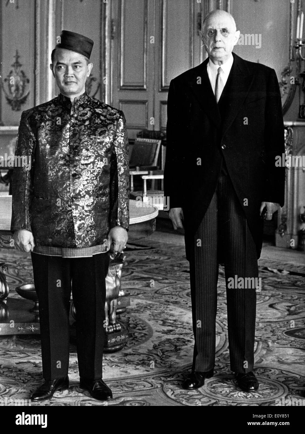 President Charles de Gaulle with Raden Henry Askari Stock Photo