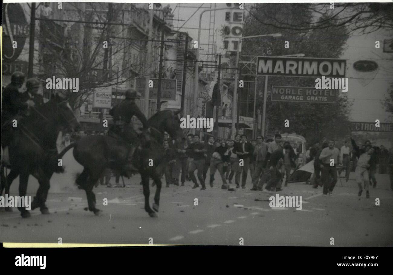 Jun. 06, 1969 - Very Serious Riots in Cordoba and other Argentine Cities. Cordoba : Several demonstrators died and hundred of arrests were taken by the police and later the city was declared military zone due to the subversive activities of students and extremists, tionalist, peronists and communists who thought to overthrow the Argentine government. Here are several view taken during the commences of the riots where stores, buildings and cars were burned and several thousands of million Argentine pesos were lost. Demonstrators in front of the Police ready to se their Arma Stock Photo