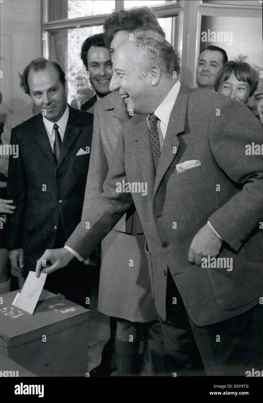 Sep. 09, 1969 - The Chairman of the FDP Walter Scheel giving his vote for the federal diet.  U Stock Photo