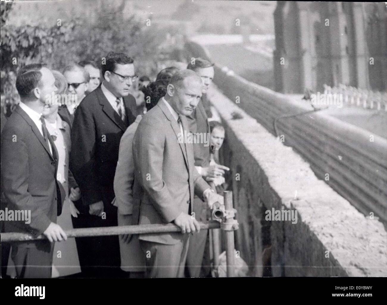 Oct. 13, 1969 - US - Astronauts at Berlin. Wall: Today the three moon-astronauts visits Berlin for one day. The take a sight- seeing- tour through Berlin and visit the wall in Berlin nauer Street. Photo shows f.l.t.r. Michael Collins. Mrs. Schutz, Governing Mayor Klaus Schutz, edwin Aldrin and Neil Armstrong. Stock Photo