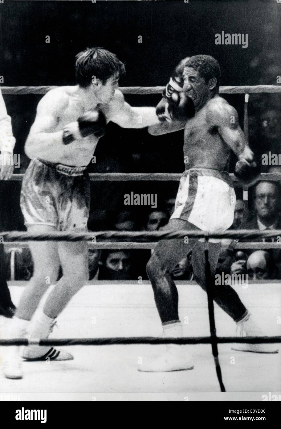 Boxer Nino Benvenuti beats Luis Rodriguez Stock Photo