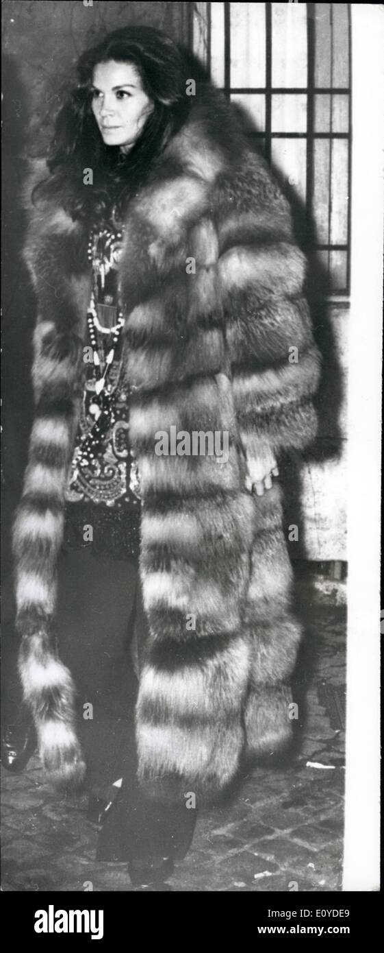 Fur coat actress hires stock photography and images Alamy