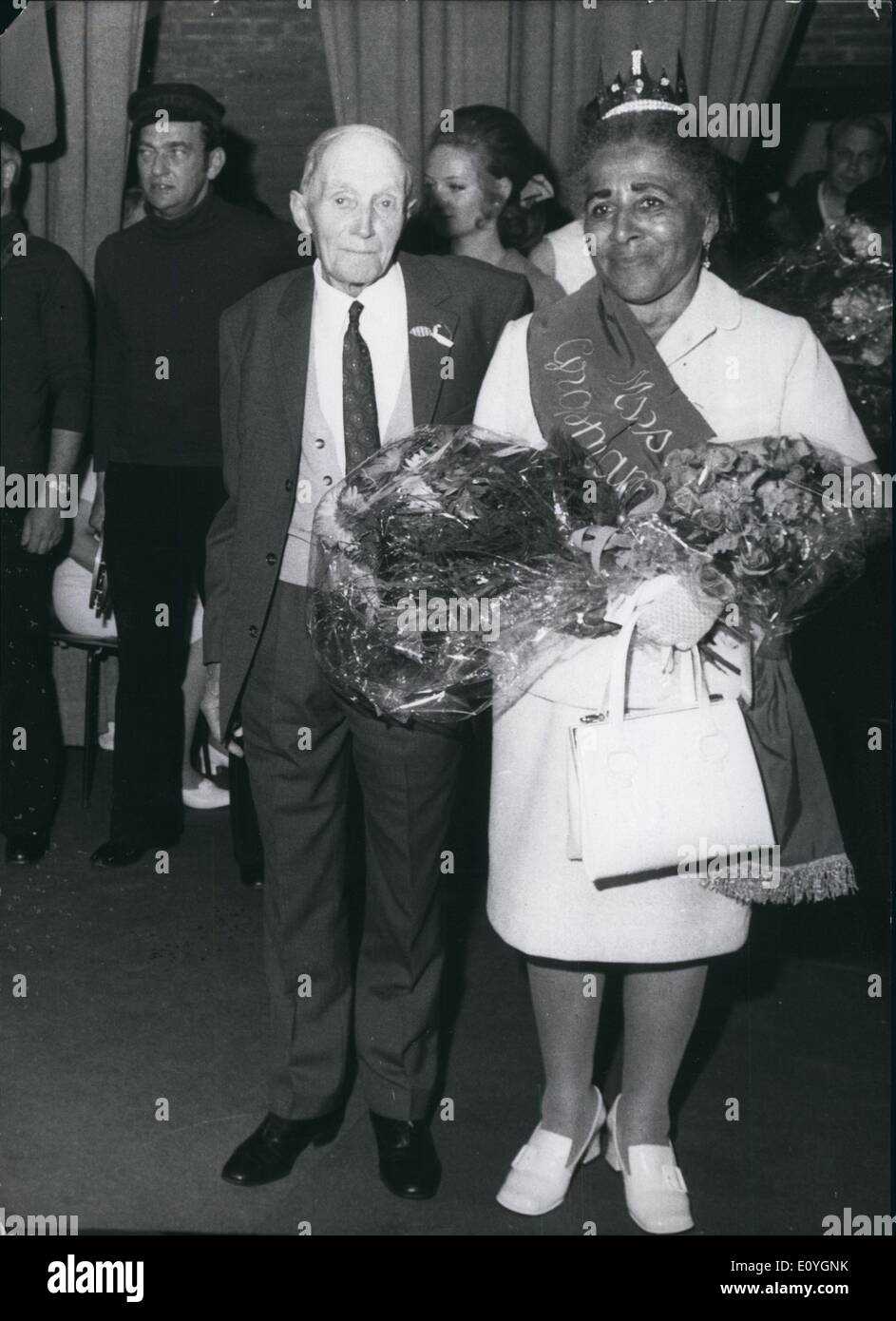May 05, 1970 - Miss Grandma'' Erika Diek with the oldest grandpa in the hall, 91-year old Paul Popp from London. Stock Photo