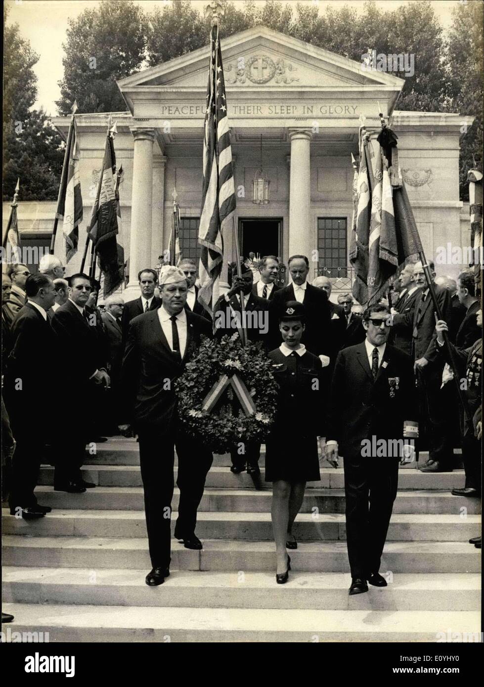Jun. 11, 1970 - Carl Jan Studer, Commander of the American Legion in Paris, and Mrs. Marie Josee of Visme are carrying a wreath Stock Photo