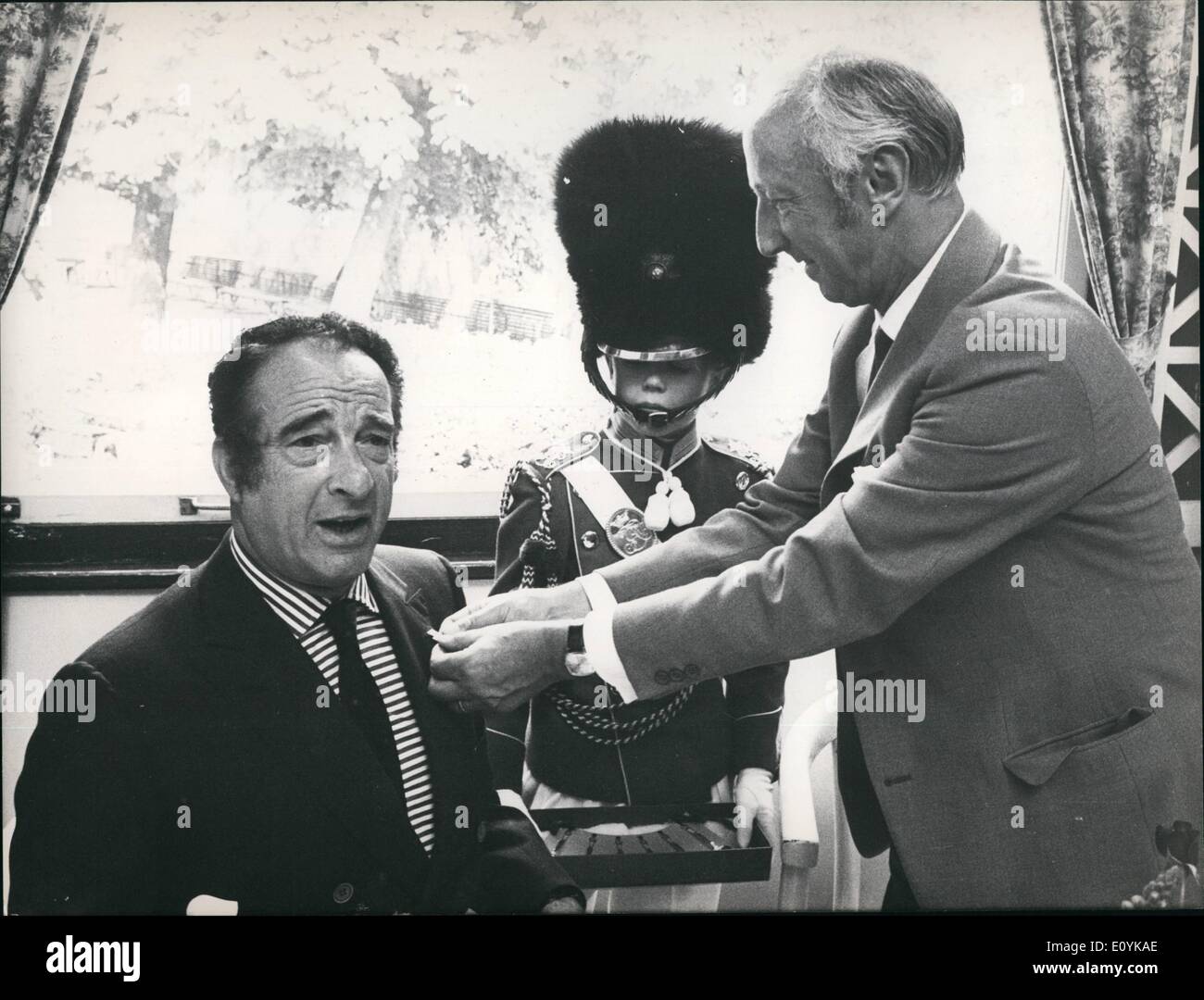 Aug. 08, 1970 - Tivoli's ''Golden Key'' to Victor Borge: Tivoli is world-famous. For its beautiful park and for its entertainment. Not to forget the Tivoli Variete, where artists from all countries have been performing. Marlene Dietrich, Josephine Baker, Eartha Kitt, and now Victor Borge. Tivolis golden key is given to an artist have a special connection to Tivoli. This key has been given to Marlene Dietrich and now to Victor Borge, who is performing in the Variete with fantastic success Stock Photo