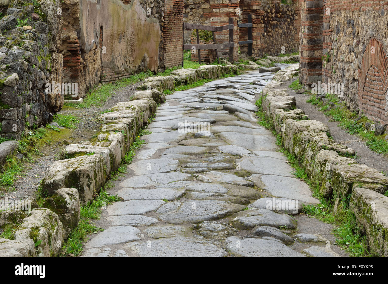 Restored street in the ancient Pompeii Stock Photo - Alamy