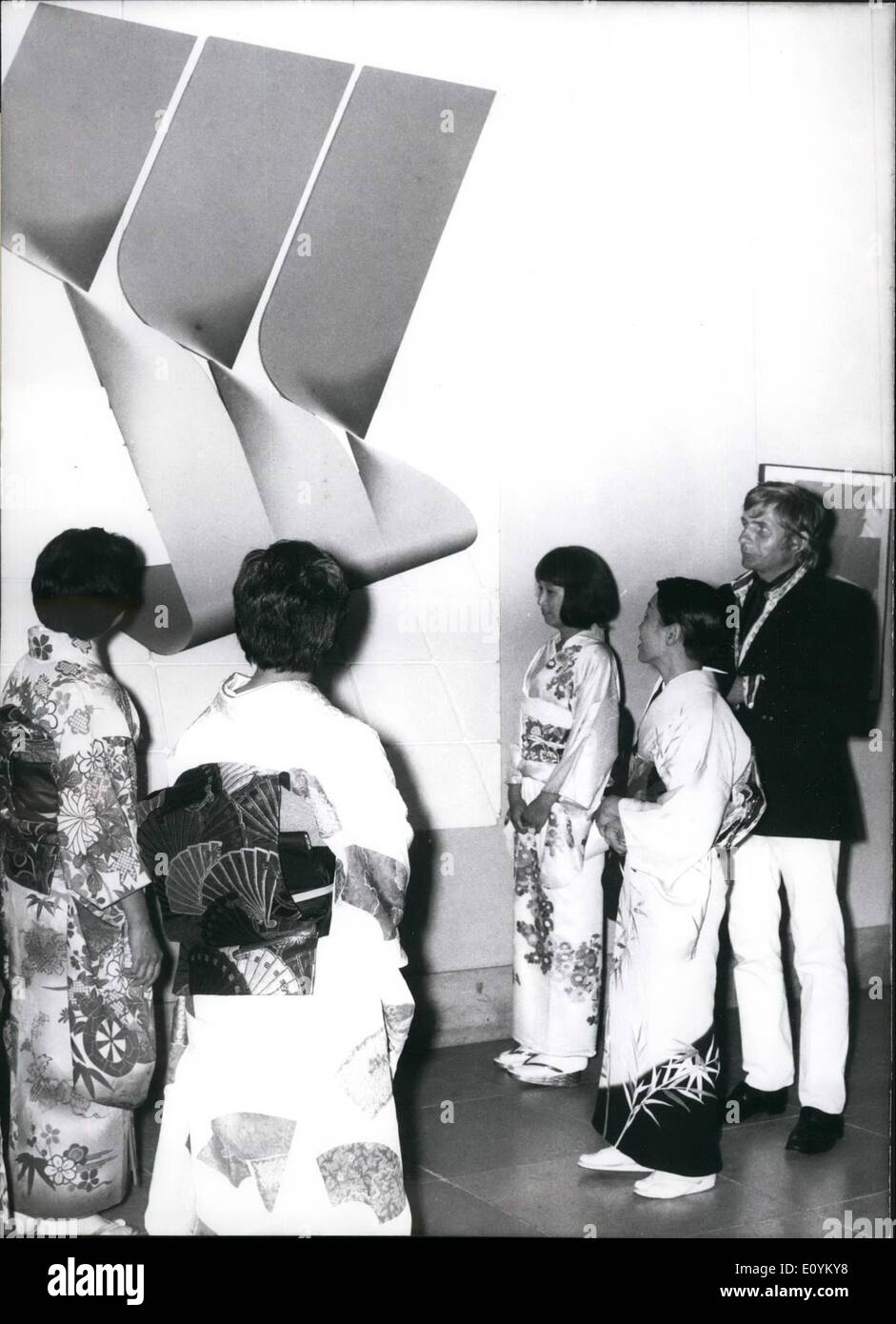 Sep. 09, 1970 - Seem to be the people on this picture; we see Gunter Sachs (at the right) in company of the beauties from the country of the rising sun. They are facing a work of modern art, called ''3 different strips A.A.'' which has been created by Akira Asai (a Japanese artist born in 1928). It will be shown for the first time in Europe - together with other creations of modern art - on the occasion of the ''Japan Art Festival 1970 Munich Stock Photo