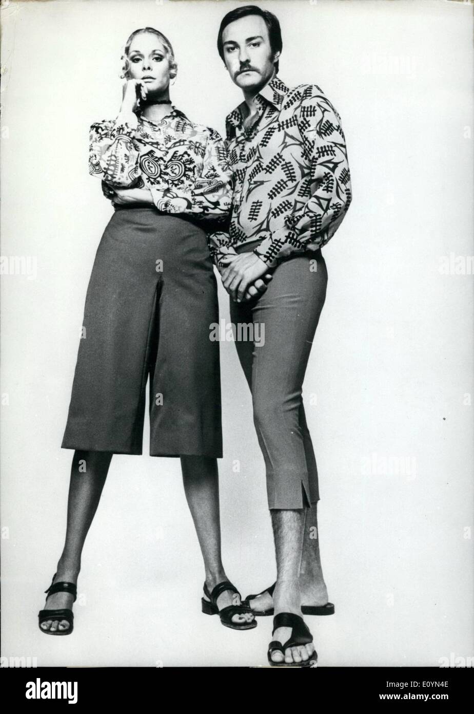 1970 beach fashion hi-res stock photography and images - Alamy