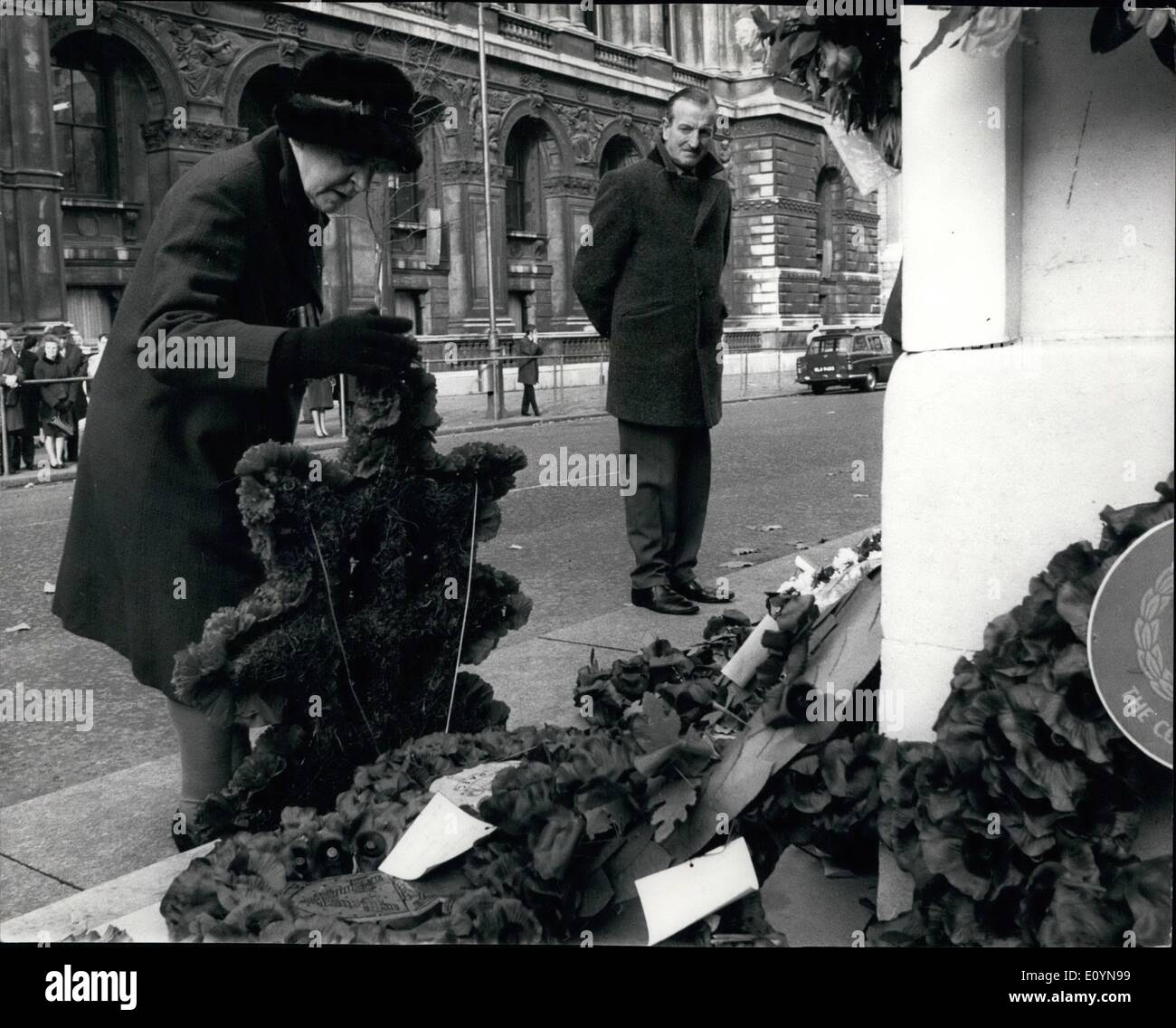 Nov. 11, 1970 - Cenotaph wreath in loving memory of Fred.: At 11 o'clock today, Fred Kemp, who went to glory on a Belgian battlefield 55 years ago, had his usual wreath laid on the Cenotaph by his widow, Louisia. ''The time for remembrance'', says Louisia Kemp, of Brixton, now in her 84th year, ''is the 11th hour of the 11th day of the 11th month''. And that was when she remembered her Grenndier Guardman who went out of her life in 1915. In a sense, Louisia Kemp has never stopped looking after Fred Stock Photo