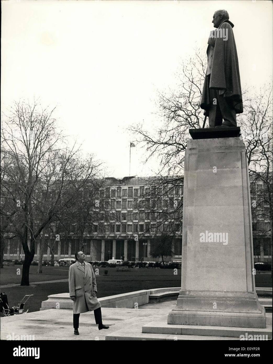 Jan. 01, 1971 Elliott Roosevelt visits statue of his Famous Father in