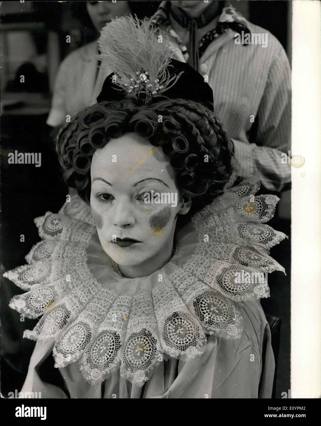 Elizabeth r, glenda jackson, 1971 hi-res stock photography and images ...