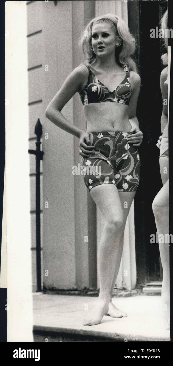 Danica McKellar foto Raffaella Carra (born 1943) foto
