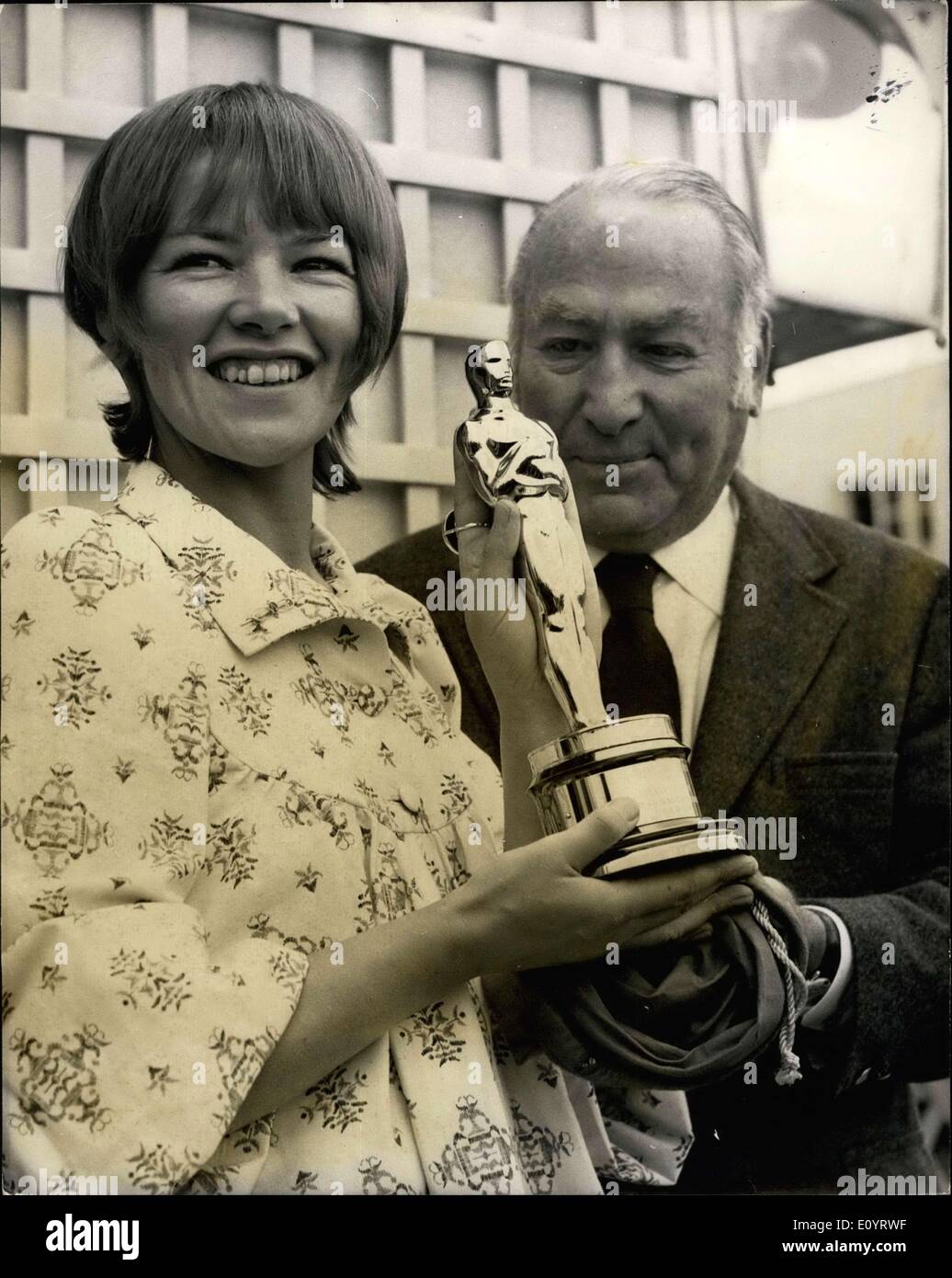 Apr. 27, 1971 - Hal B. Wallis brings Oscar to Glenda Jackson.: Producer Hal B. Wallis, a member of the board of governors of the Motion Picture Academy of Arts and Sciences, today presented to Glenda Jackson on behalf of the Academy the Oscar she was awarded for her performance in ''Women in Love''. Wallis, who arrived in London over the week-end to begin production on his film ''Mary, Queen of Scots'', in which Miss Jackson co-stars with Vanessa Redgrave, brought the Oscar with him from Hollywood. Photo shows Hal. B Stock Photo