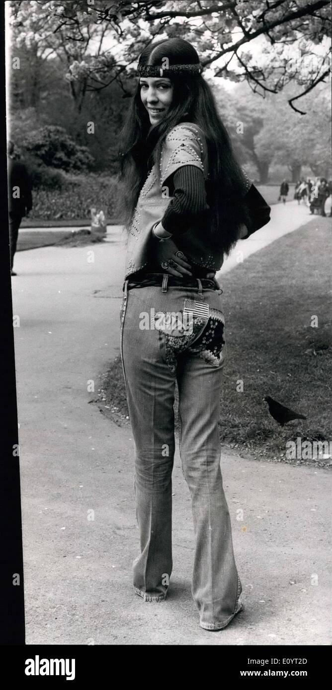 May 05, 1971 - May 5th, 1971 Rita Coolidge in London. Famous American singer Rita Coolidge arrived in London at the start of her tour round England. Rita is half Cherokee Indian. She will be appearing with the Byrds, a special single has been released in conjunction with her tour called Ain't That Peculiar . Photo Shows: Rita Coolidge seen in Hyde Park today with her patched up jeans. Stock Photo