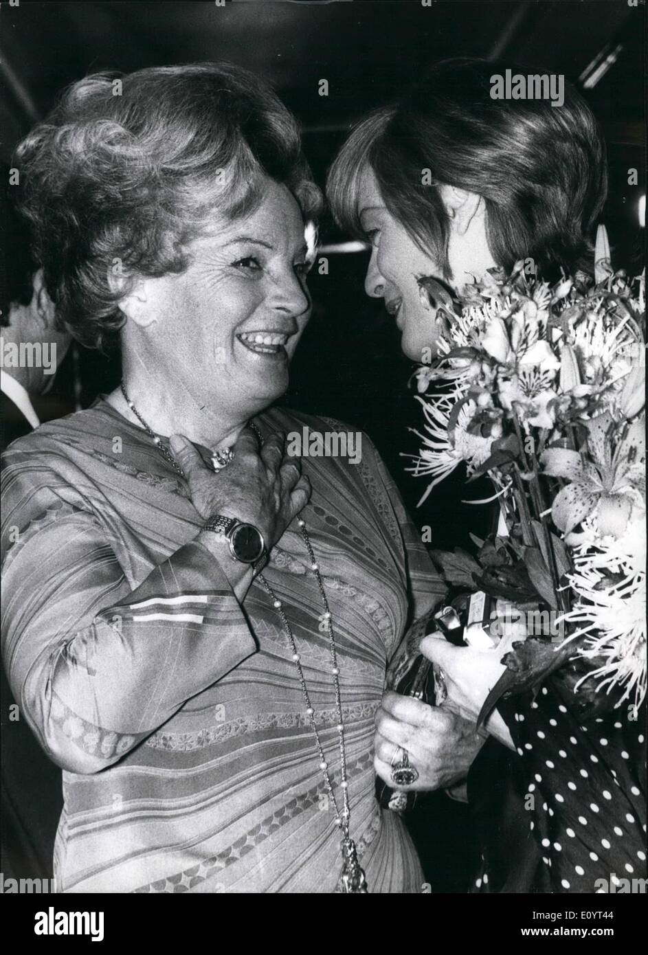 May 05, 1971 - Romy And Magda Schneider Met In Munich Recently Romy Schneider and her mother met in Munich (Germany). Former actor of ''Sissy'' who starred only abroad during the last years and was very successful, came to Munich for the premi&egrave;re of her last film ''The Girl and the Commissioner'' (production: Claude Sautet; partner; Michel Piccoli) accompanied by her husband, film-producer Harry Meyen, working in Hamburg Stock Photo