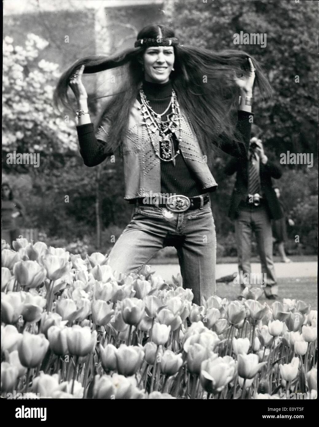 May 05, 1971 - Rita Coolidge in London: Famous American singer Rita Coolidge arrived in London at the start of her tour round England. Rita is half Cherokee Indian she will be appearing with the Bryds, a special single has been released in conjunction with her tour called ''Ain't That Peculiar'' Photo shows Rita Coolidge seen out in Hyde Park today enjoying the sunshine. Stock Photo