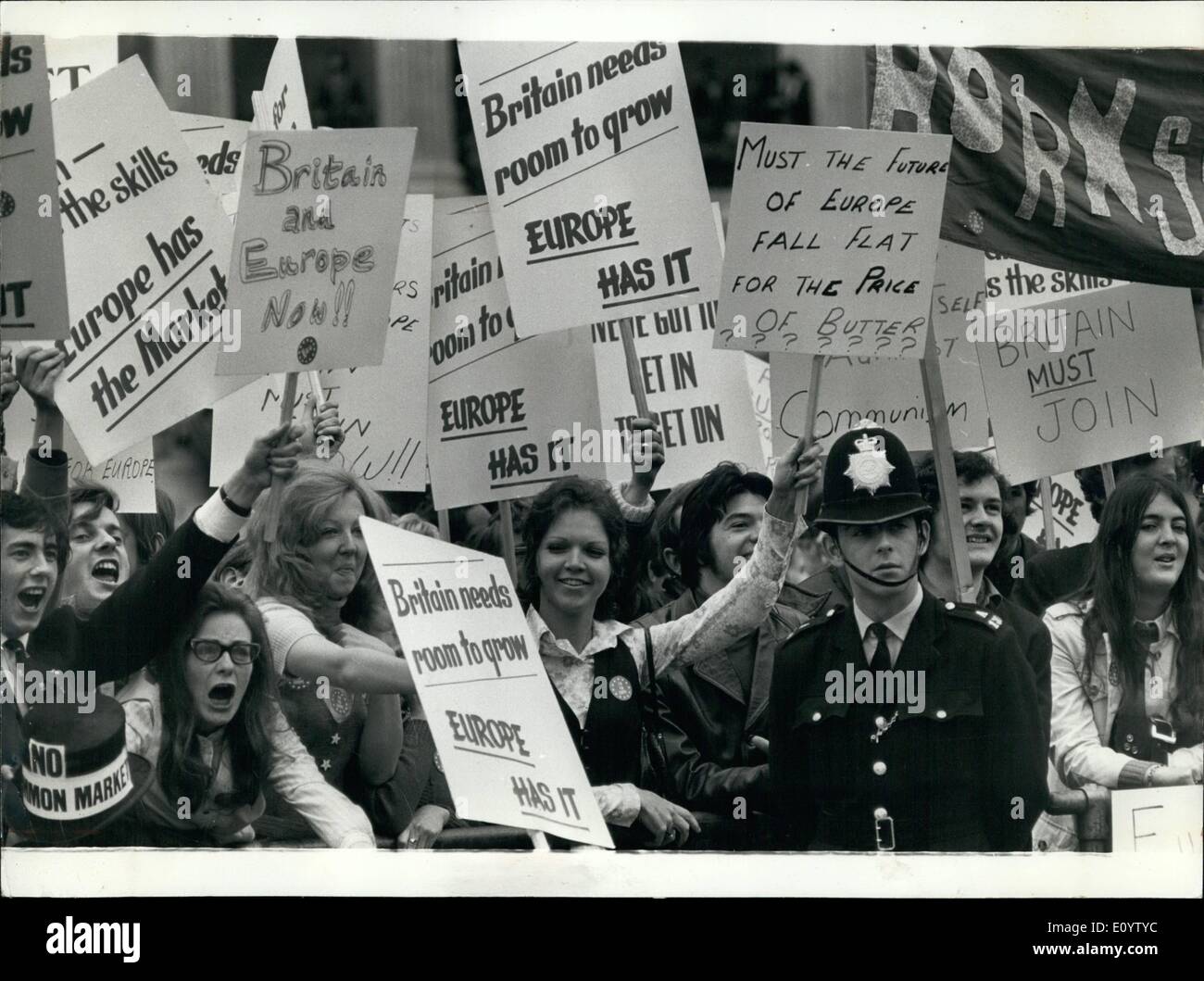 Jun. 06, 1971 - For the Market.: Young Conservatives from all over Britain went to Trafalgar Square, London, yesterday for the ''Youth for Europe'' rally. A handful of anti-Marketeers were booed by the demonstrators. Photo shows Greater London Young Conservatives demonstrate their eagerness for Britain to join the Common Market, during yesterday's rally Trafalgar Square. Stock Photo