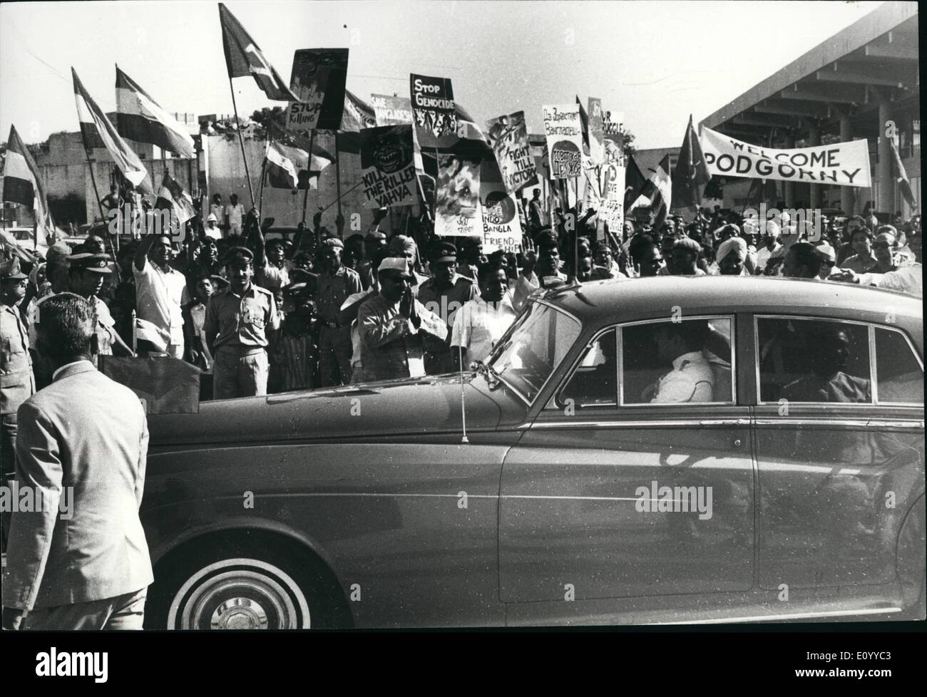 Nov. 11, 1971 - Mr. N.V. Podgorny, President of the USSR Presidium was given a warm welcome on arrived at Palam airport in New Delhi on Friday. Photo shows as the people including those from Bangladesh Mission in New Delhi raise placards demanding stoppage of genocide by Pakistan regime and recognition of Bangladesh as the State guest accompanied by President Ciri leaves the airport in carp. Stock Photo