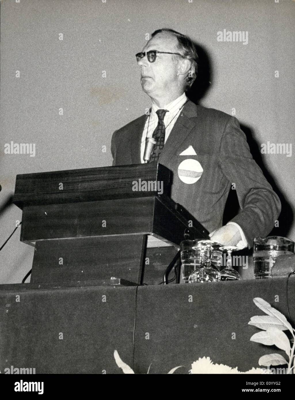 Nov. 11, 1971 - ''Youth at Work'' Conference.: A national 'Youth at Work' Conference is being held at the Royal Albert Hall today, organised by The Industrial Society. Photo shows W.O. Campbell Adamson, Director- General, Confederation of British industry, addressing the delegates at today's conference. Stock Photo