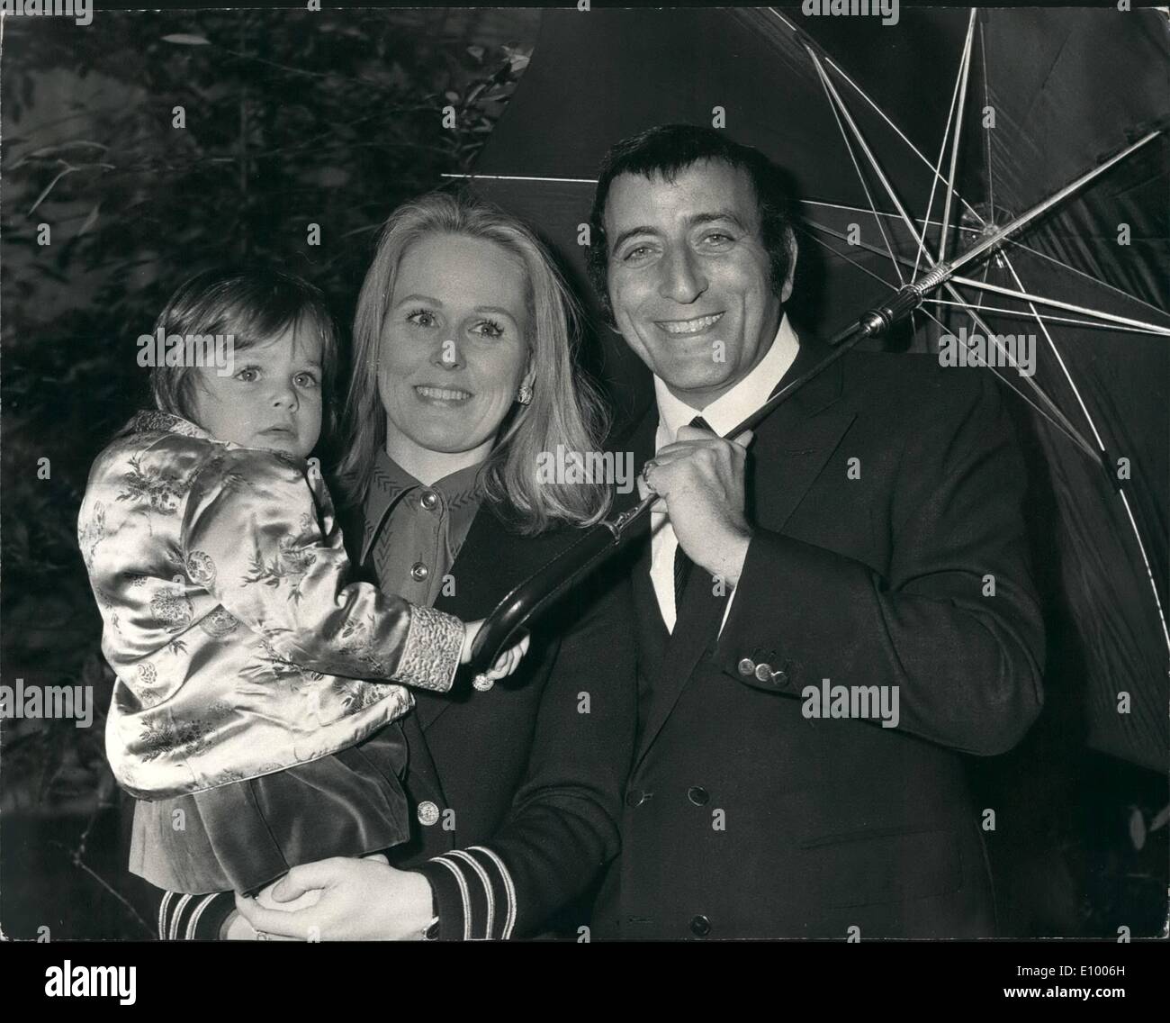 Singer tony bennett and wife hi-res stock photography and images - Alamy
