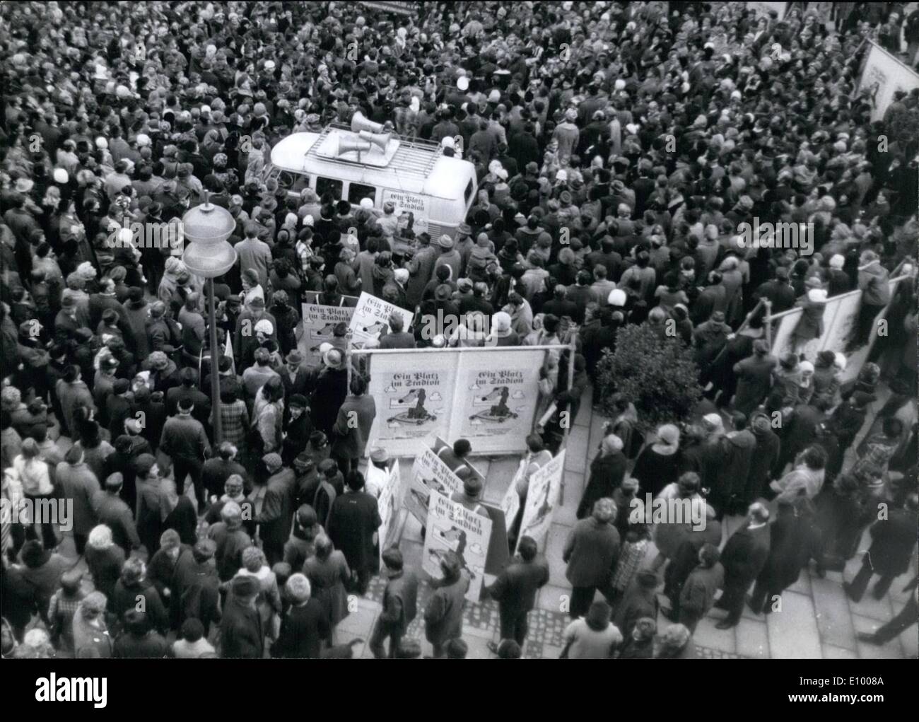 Jan. 01, 1972 - Munich dacshund meeting for Olympia: Thousands of Munich's animal-lovers not before the townhall of the Olympic Stock Photo