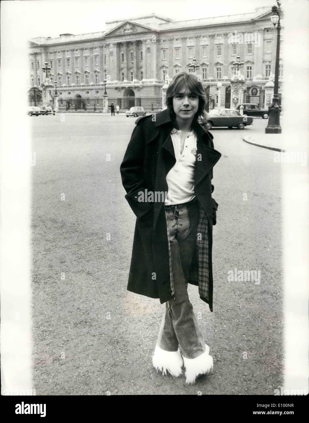 Feb. 02, 1972 - America's Newest Superstar - David Cassidy, In London: Currently making his first visit to Great Britain is American's newest Superstar - 21-year-old singer-actor David Cassidy. Star of ''The Partridge Family'' television series, now in its second year in America, David today went on a sightseeing tour of London. Photo shows David Cassidy pictured outside Buckingham Palace today. Stock Photo